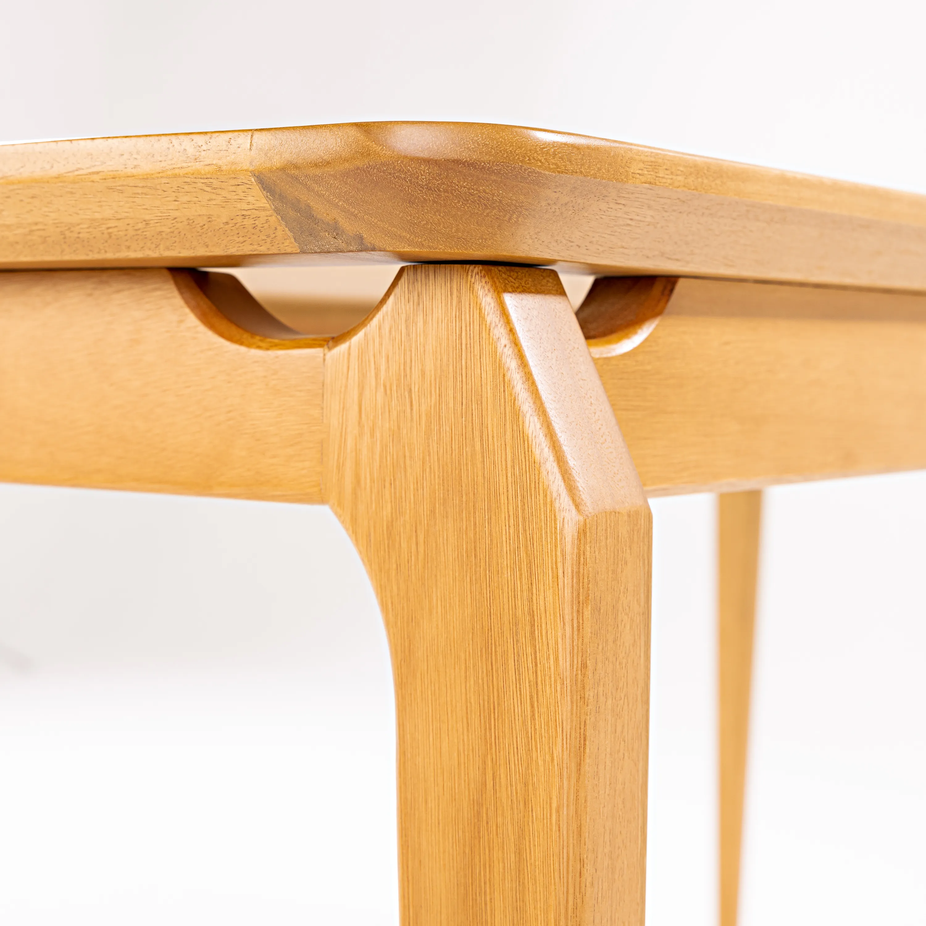 Mesa Retangular de Jantar Argos 1,40 x 0,90cm em Madeira - Tampo Vidro Off-White ou Fendi