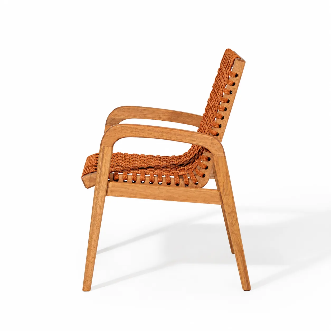 Cadeira Traço com Braço Em Madeira Natural E Corda Náutica Cor Terracota - Design Moderno