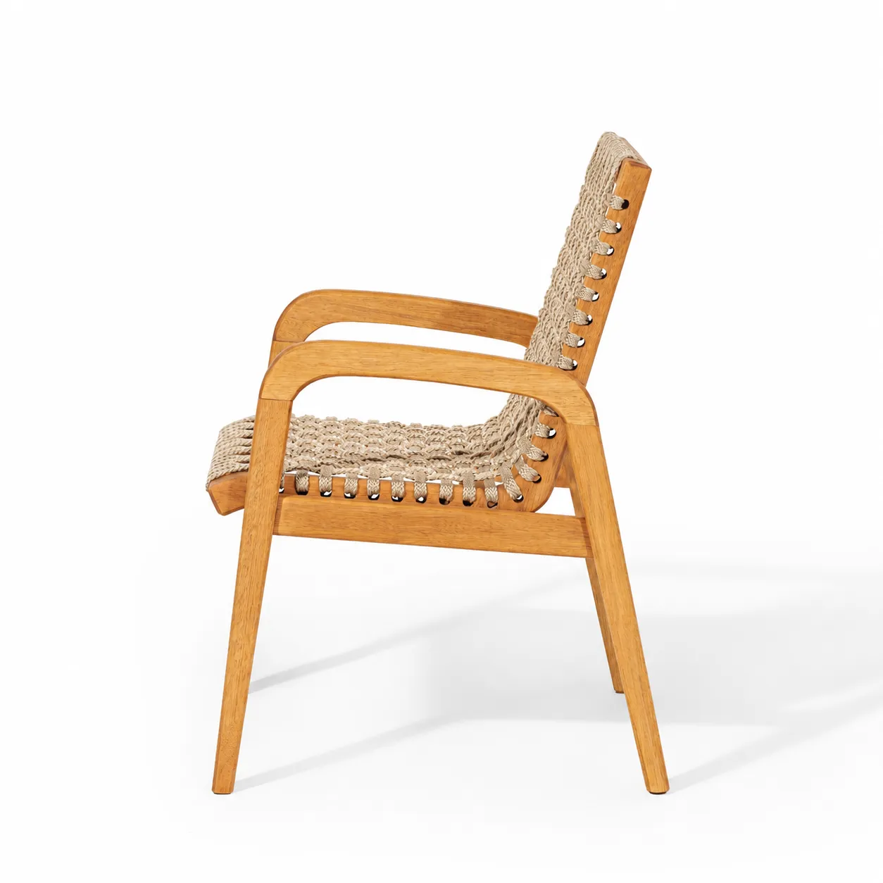 Cadeira Traço Com Braço em Madeira Natural e Corda Náutica Rami – Design Moderno