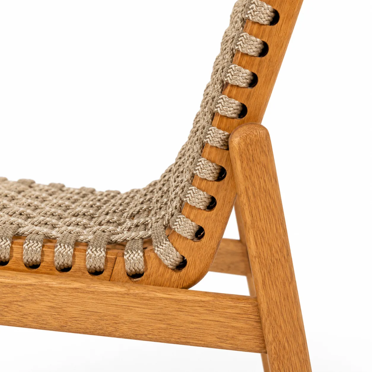 Cadeira Traço em Madeira Natural e Corda Náutica Rami – Design Moderno
