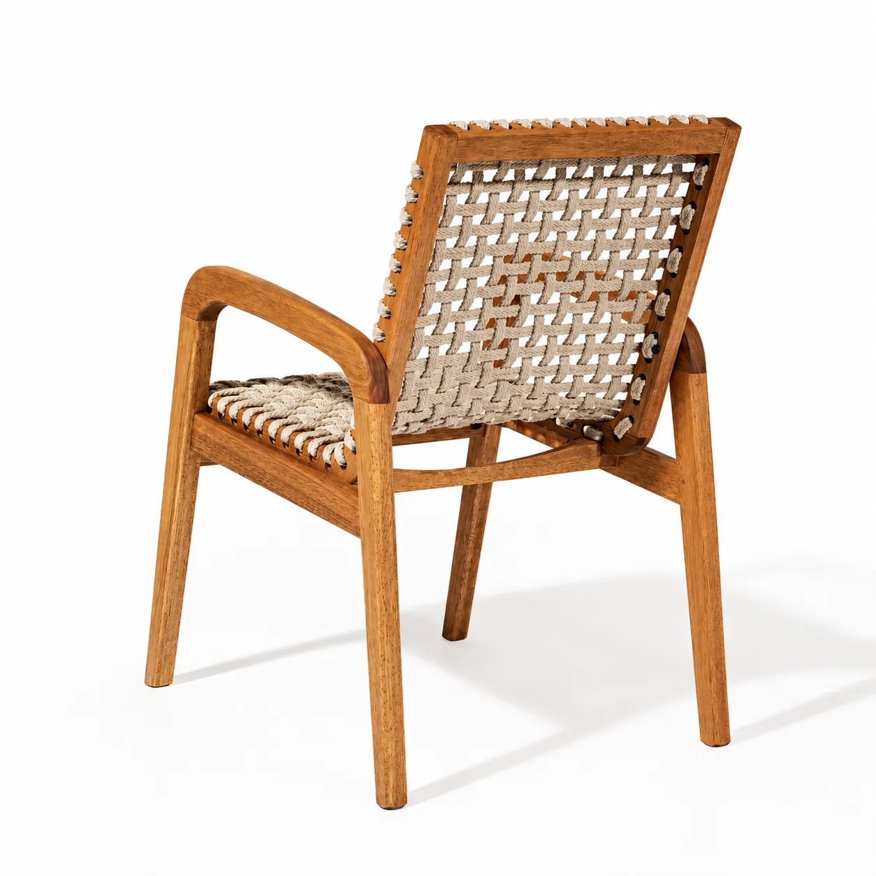 Cadeira Traço com Braço Em Madeira Natural E Corda Náutica Cor Areia - Design Moderno