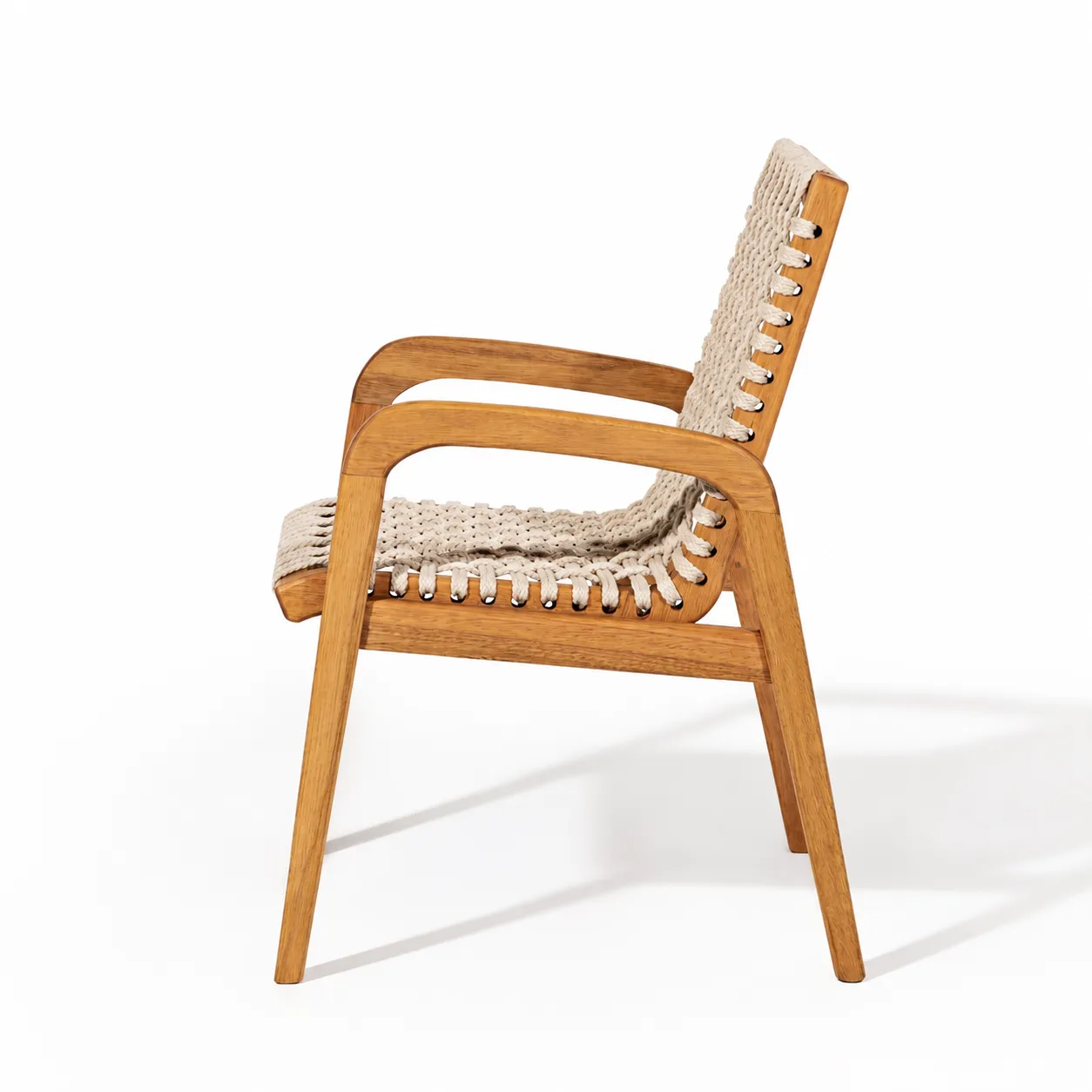 Cadeira Traço com Braço Em Madeira Natural E Corda Náutica Cor Areia - Design Moderno