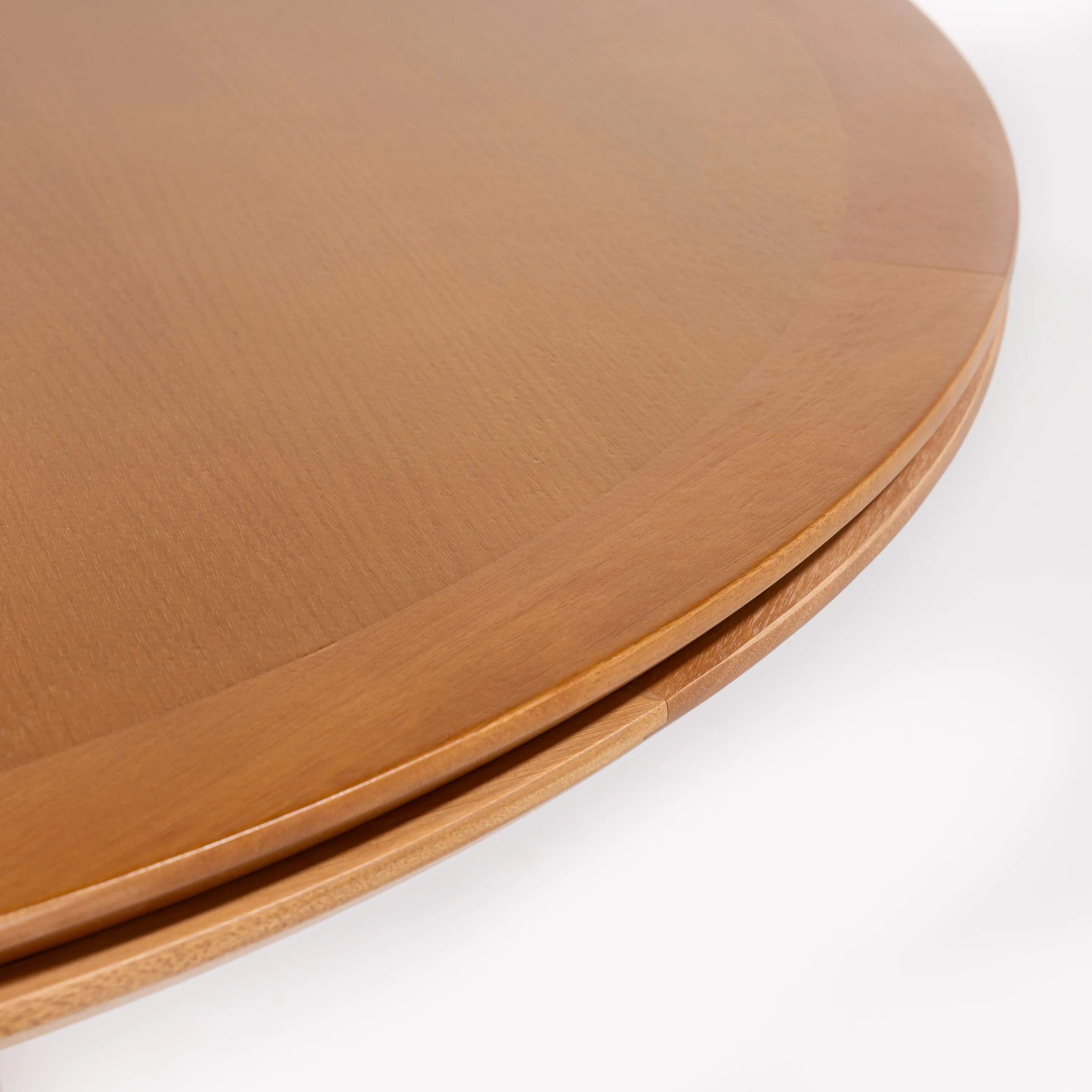 Mesa Redonda Quézia 130 cm Tampo Laminado com Base Geométrica
