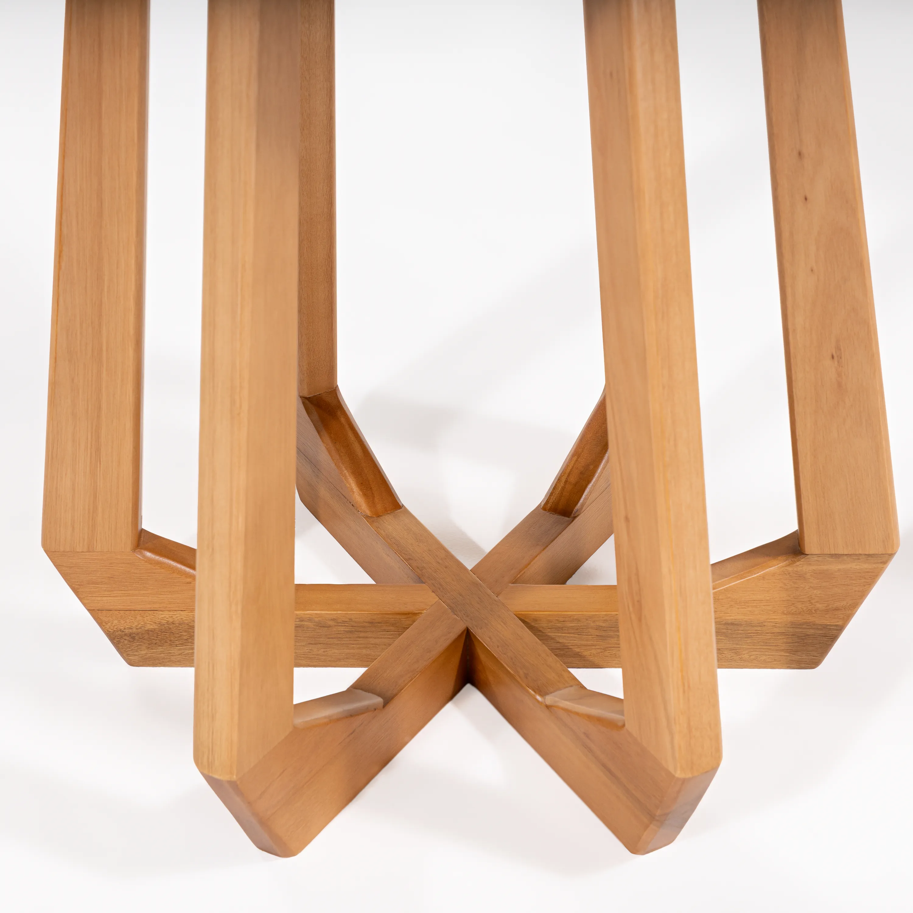 Mesa Redonda Quézia 130 cm Tampo Laminado com Base Geométrica